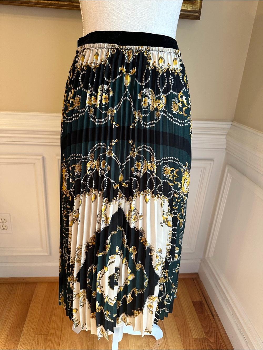 ZARA Green Black Scarf Print Pleated Skirt NWT